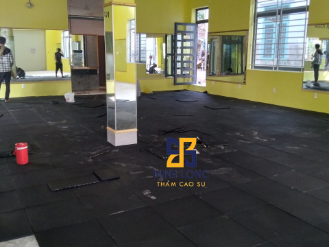 Thi công Gạch cao su, cỏ nhân tạo CCGrass – Blue Star Fitness