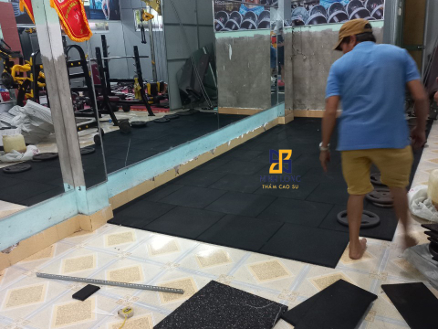 Thi công gạch cao su màu đen LH 0898 080 320