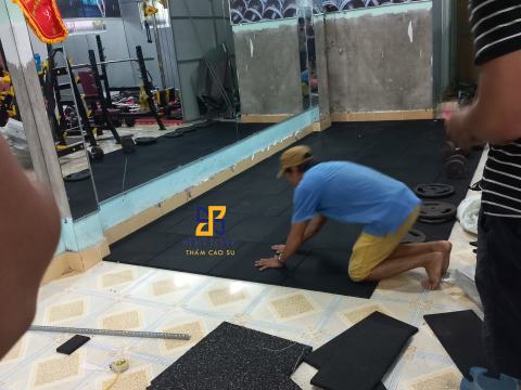 Thi công gạch cao su màu đen LH 0898 080 320