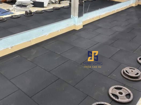 Thi công gạch cao su màu đen LH 0898 080 320