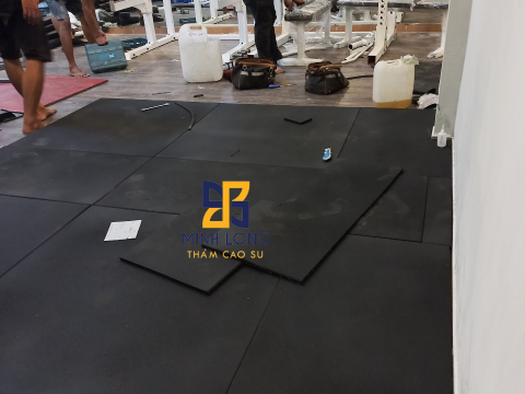 Thi công gạch cao su size 1m x 1m LH: 0898080320