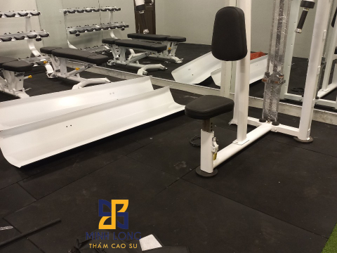 Thi công gạch cao su size 1m x 1m LH: 0898080320