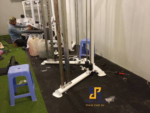 Thi công gạch cao su size 1m x 1m LH: 0898080320