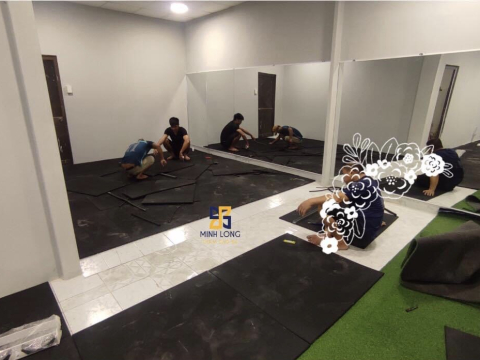 Thi công gạch cao su size 1m x 1m LH: 0898080320