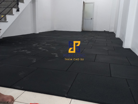 Thi công gạch cao su màu đen dày 15mm LH 0898 080 320